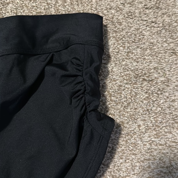 Black swim shorts that are cinched on the sides - Picture 3 of 8